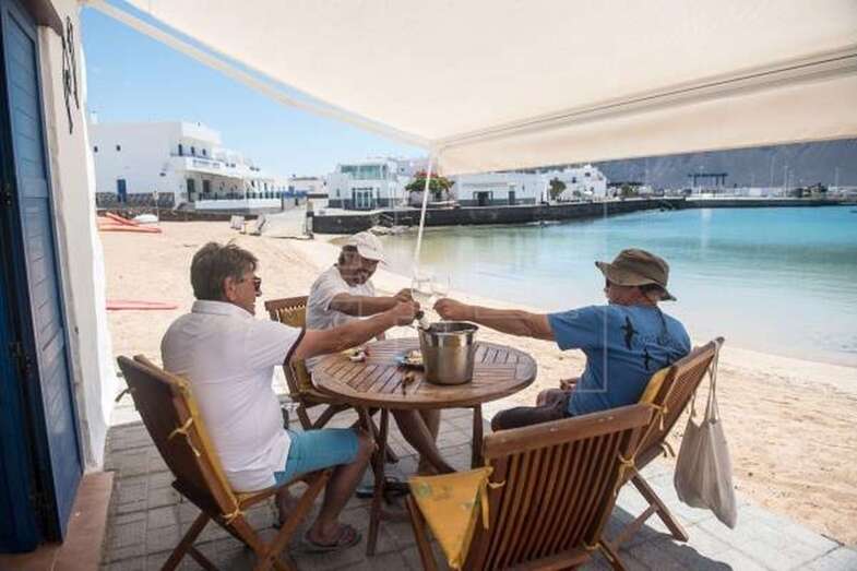 Imagen de archivo de varias personas en el exterior de un establecimiento en la isla de La Graciosa / EFE Javier Fuentes